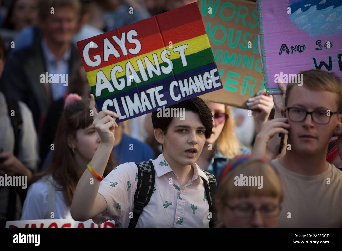 Scottish giovani sciopero per il clima, durante una giornata di azione globale, tenendo il giorno fuori della scuola e degli istituti di istruzione per protestare contro il governo di inerzia sulla crisi climatica, a Edimburgo, Scozia, XX SETTEMBRE 2019. I giovani hanno fatto il loro modo dai prati area della città, fino allo storico Royal Mile al parlamento scozzese. Foto Stock