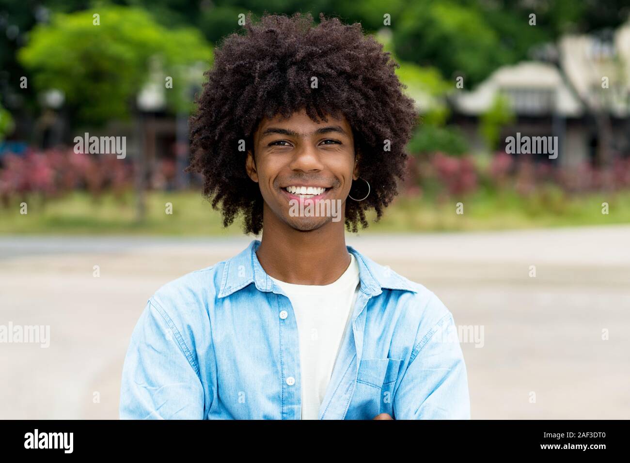 Ritratto di ridere african american hipster giovane adulto all'aperto in estate in città Foto Stock