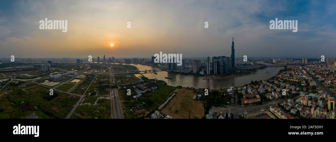 Smoggy tramonto panorama sul fiume Saigon in Ho Chi Minh City, Vietnam con lo skyline della città Foto Stock