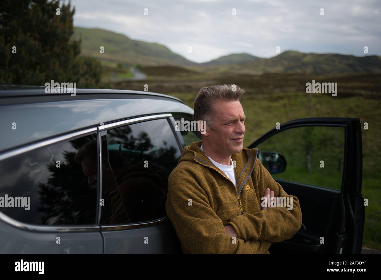 Il presentatore TV Chris Packham, fotografata sul Strathbraan raven cull area, in Amulree, Scozia, il 7 giugno 2019. Foto Stock