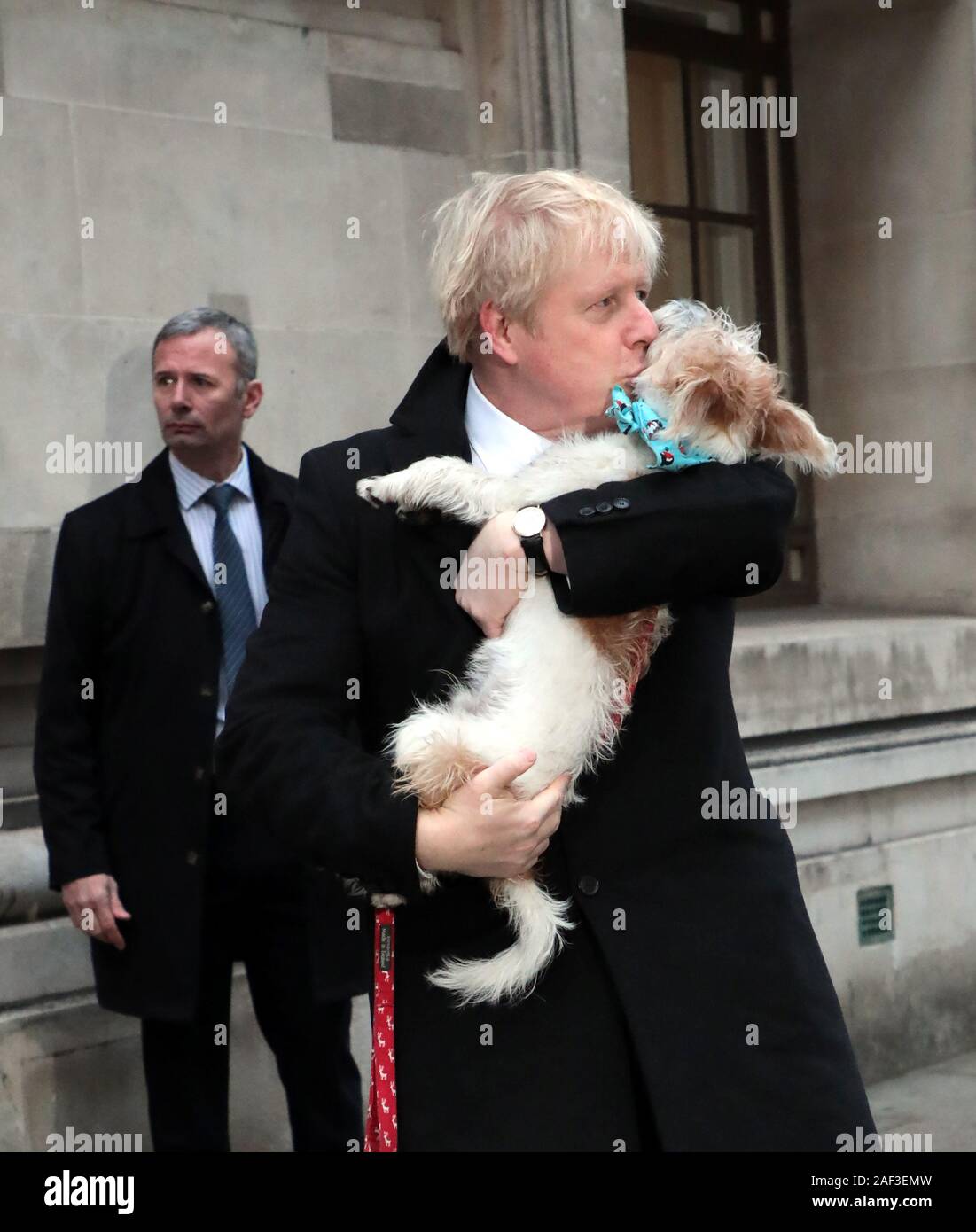 Londra, Regno Unito. 12 Dic, 2019. Primo Ministro britannico Boris Johnson e il suo cane Dilyn lasciare un polling di Westminster Station dopo la fusione il suo voto di giovedì, 12 dicembre 2019. Il Sig. Johnson è in cerca di una maggioranza le elezioni generali del 12 dicembre per consentire al governo di ottenere Brexit passata. Foto di Hugo Philpott/UPI Credito: UPI/Alamy Live News Foto Stock