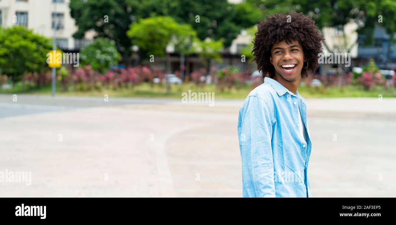 African American hipster giovane adulto con copia spazio all'aperto in estate in città Foto Stock