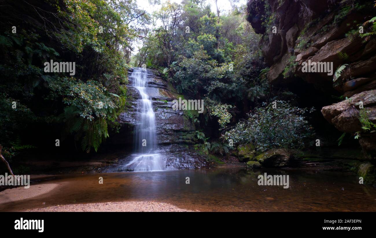 Una cascata nelle Blue Mountains ad ovest di Sydney, Nuovo Galles del Sud, Australia Foto Stock
