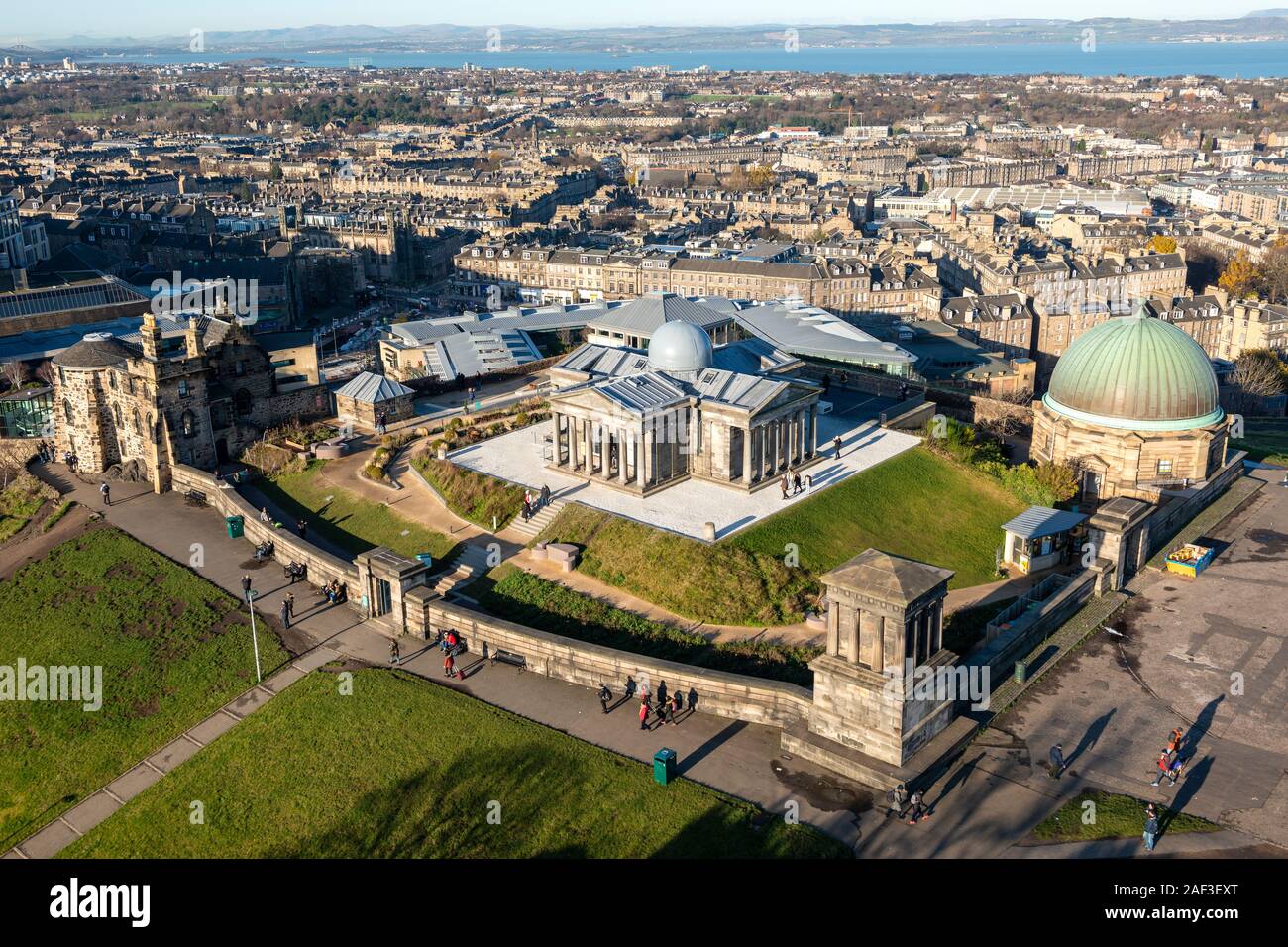 Vista aerea della città restaurata osservatorio, ora il collettivo Arts Center, su Calton Hill, Edimburgo, Scozia, Regno Unito Foto Stock