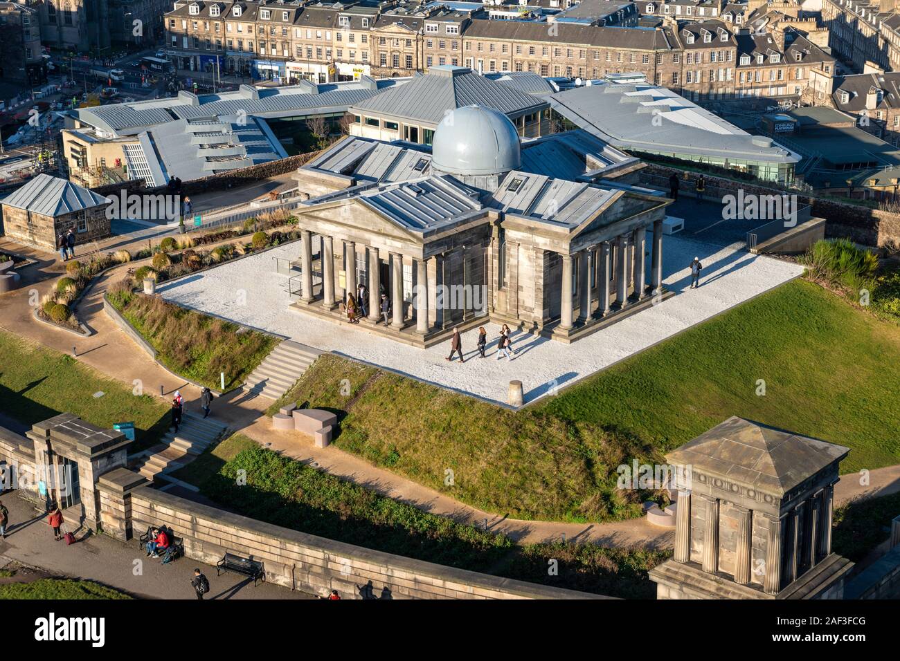 Vista aerea della città restaurata osservatorio, ora il collettivo Arts Center, su Calton Hill, Edimburgo, Scozia, Regno Unito Foto Stock