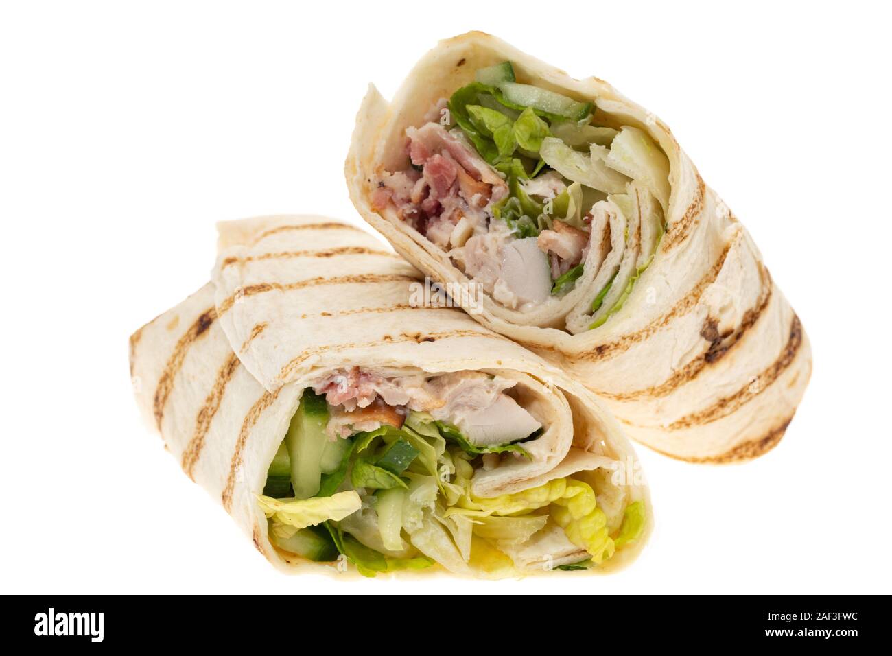 Pollo, pancetta e insalata sandwich wrap - sfondo bianco Foto Stock