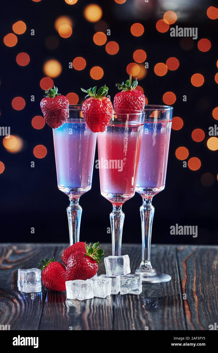 Questa è una gustosa. Cocktail è pronto. Sul tavolo di legno nei night club. Buona illuminazione Foto Stock