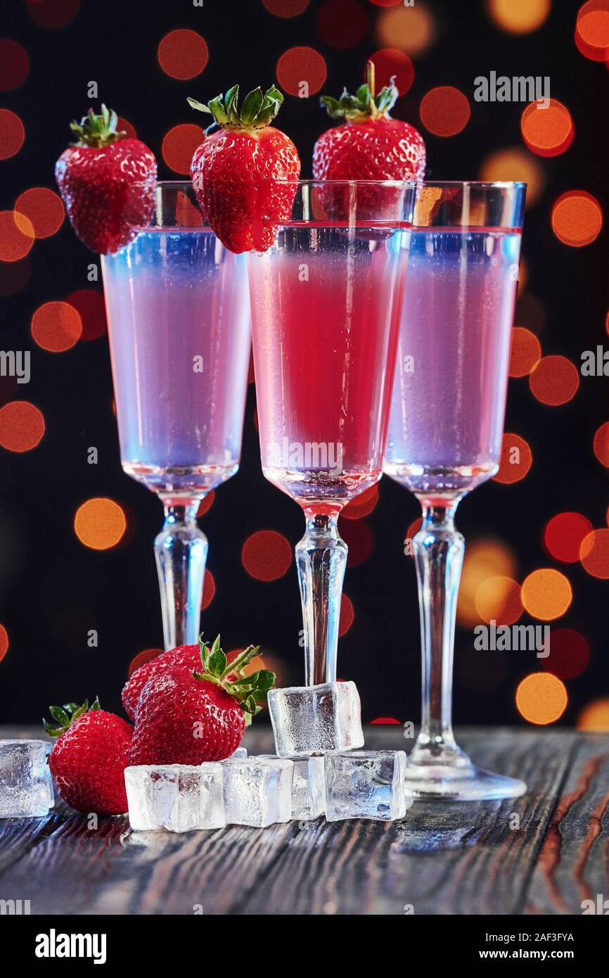 Bella bevanda. Cocktail è pronto. Sul tavolo di legno nei night club. Buona illuminazione Foto Stock