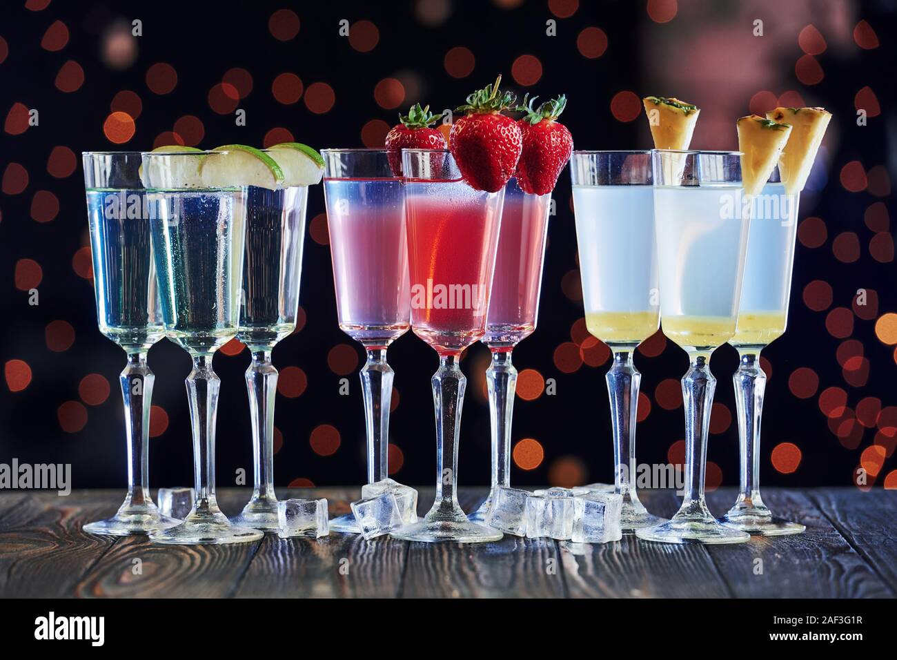 Diversi tipi di alcole. Cocktail è pronto. Sul tavolo di legno nei night club. Buona illuminazione Foto Stock