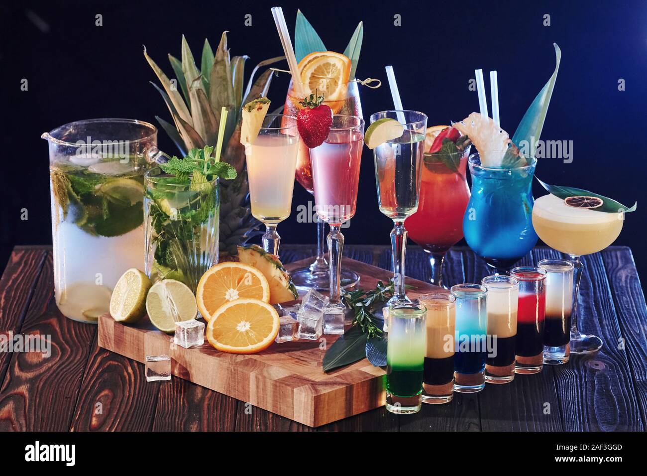 Set di molti diversi cocktail. Le bevande è pronto. Sul tavolo di legno nei night club. Buona illuminazione Foto Stock