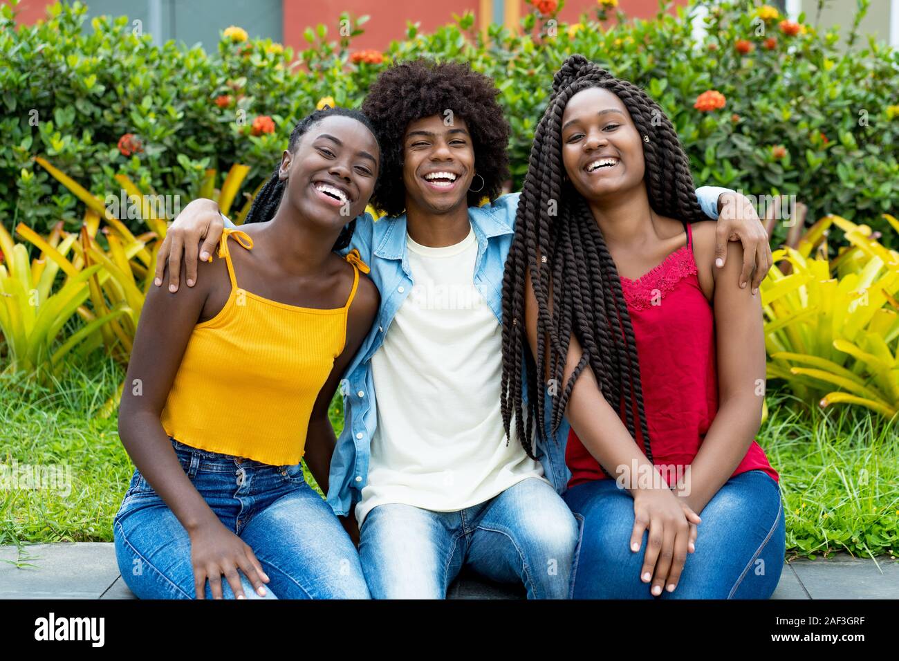 Gruppo di African American amici all'aperto in estate Foto Stock