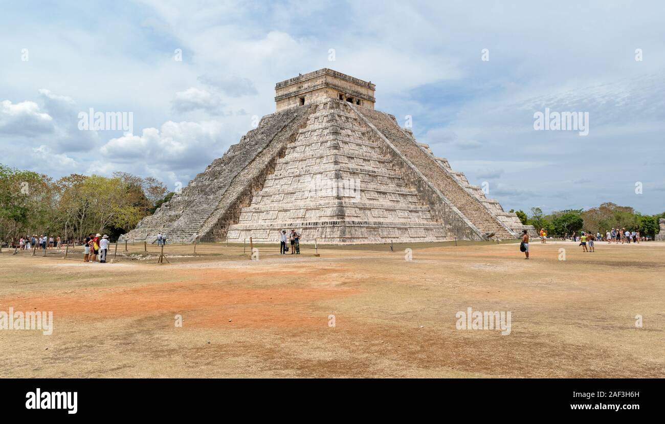 Ai turisti di ammirare il Tempio di Kukulcan ("El Castillo ') Piramide Maya a Chichen Itza sito archeologico, Yucatan, Messico. Foto Stock