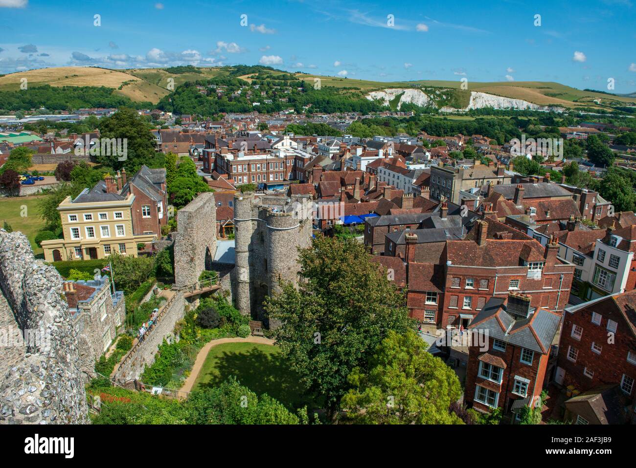 Guardando verso il basso sulle case di città e il South Downs da Lewes Castle, Lewes, East Sussex,l'Inghilterra, Regno Unito Foto Stock