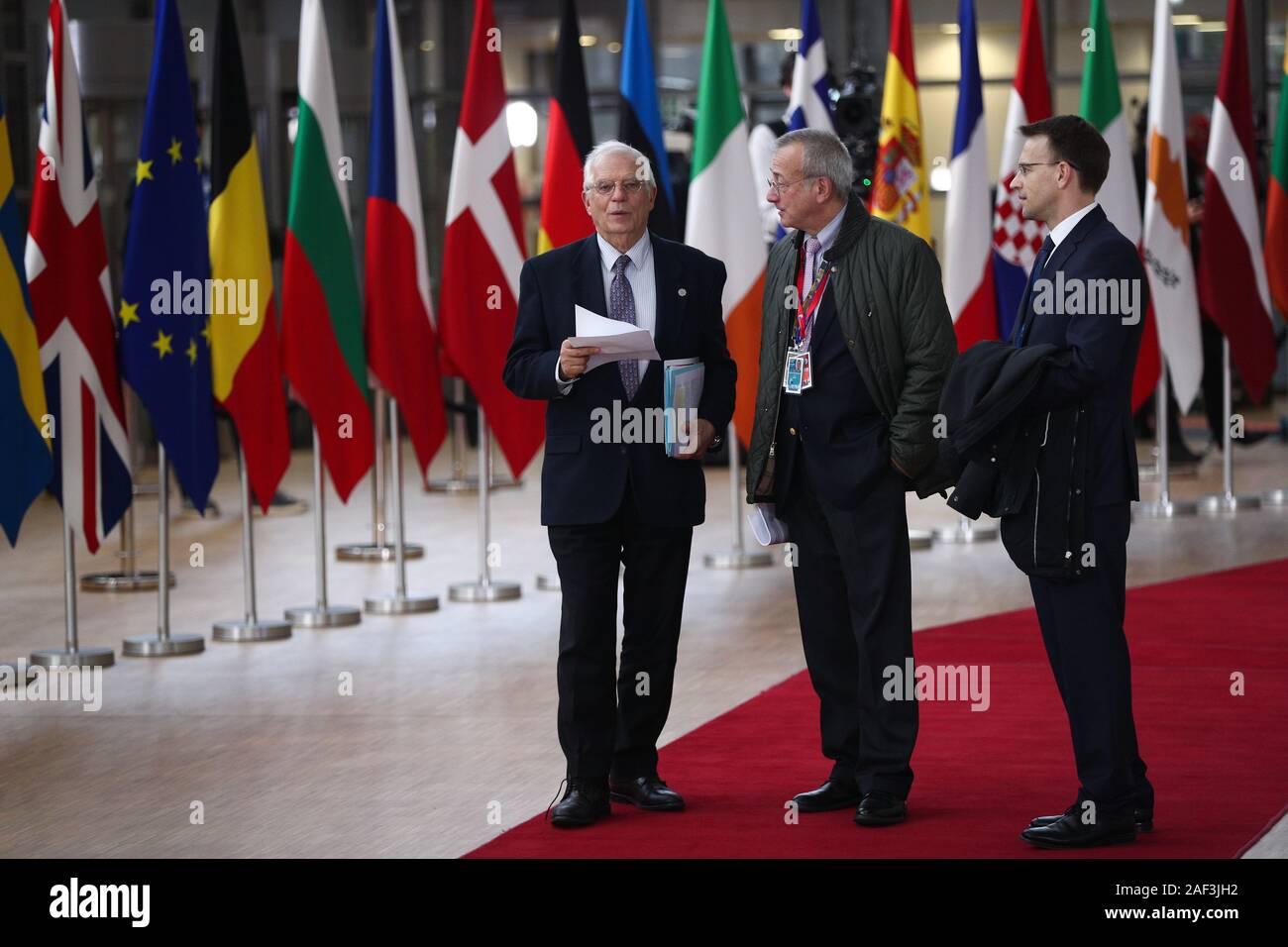 Bruxelles, Belgio. 12 Dic, 2019. Josep Borrell Fontelles (L), Alto Rappresentante della UE per gli Affari Esteri e la politica di sicurezza, arriva per il vertice UE presso il quartier generale dell'UE a Bruxelles, Belgio, 12 dicembre, 2019. Durante i due giorni di incontri, i leader dei paesi dell'UE discuteranno temi quali il cambiamento climatico, Brexit, futuro dell Europa e così via. Credito: Zheng Huansong/Xinhua/Alamy Live News Foto Stock