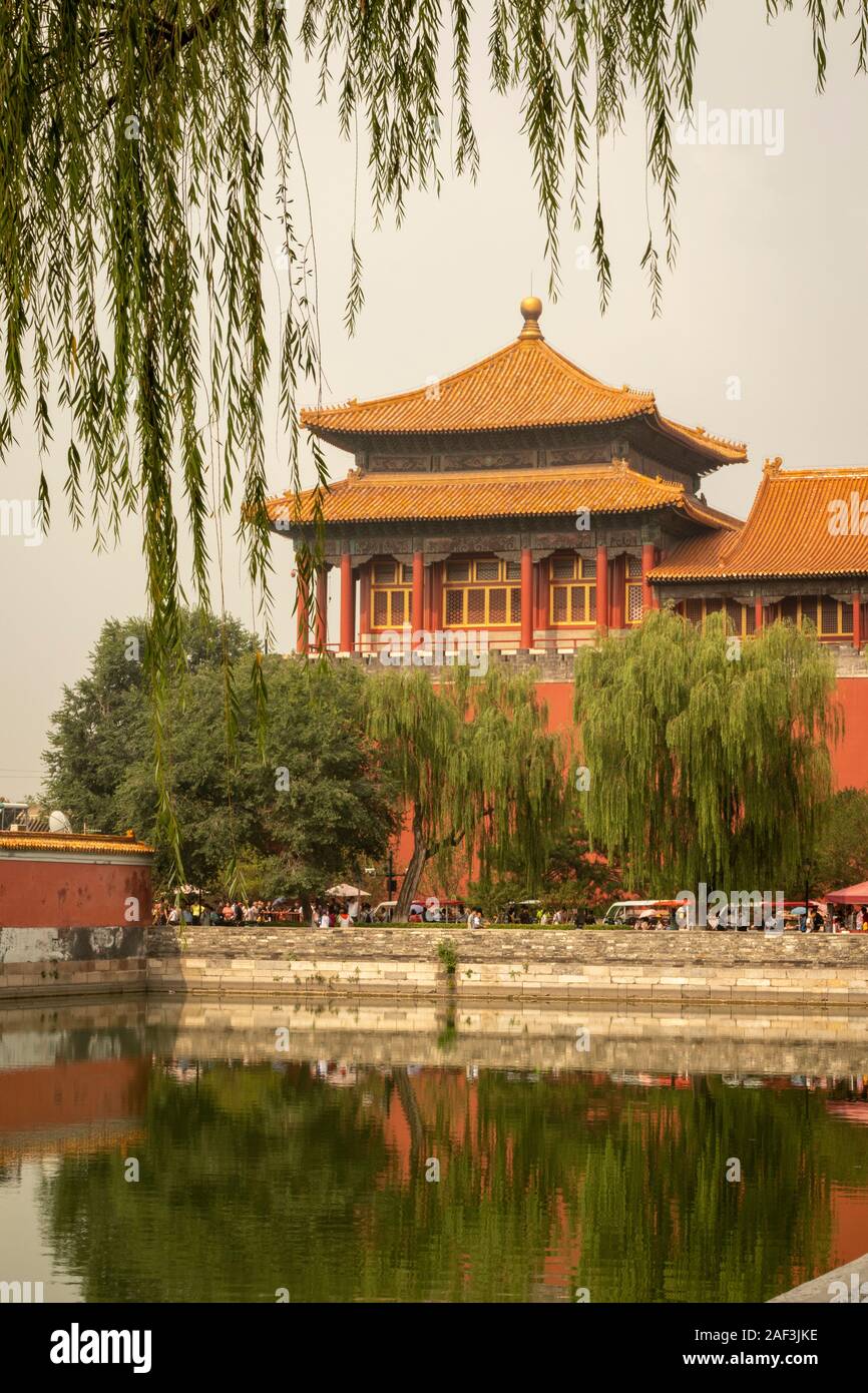 Torre ad angolo sud-est e fossato del Palazzo della Città Proibita, Pechino, Cina Foto Stock