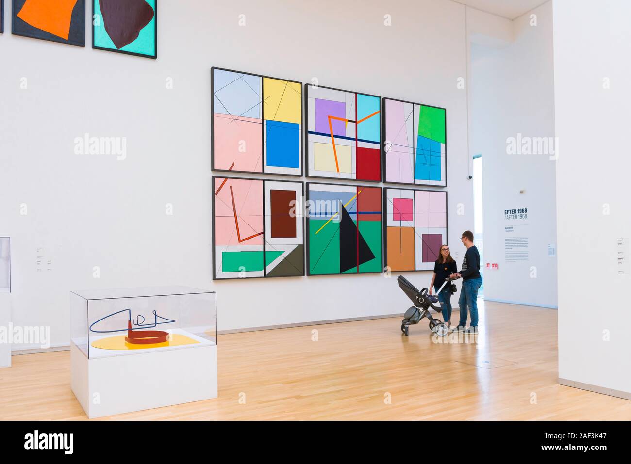 Statens Museum Kunst Copenhagen, vista interna che mostra la gente vicino a Zattere Burano San Michele (1979) di Richard Mortensen, Danimarca. Foto Stock