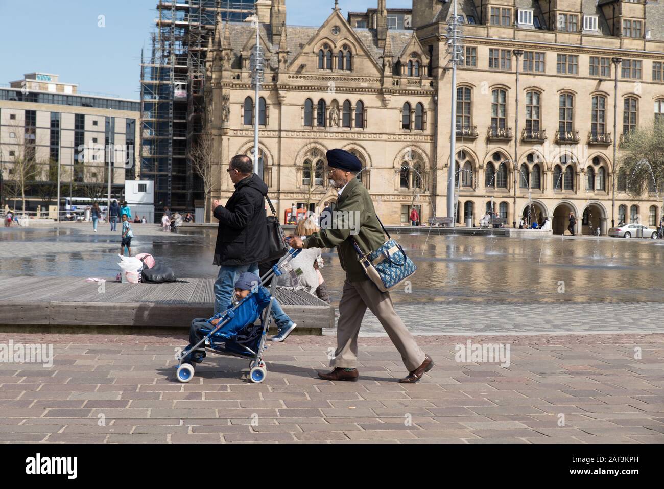 Persone provenienti da origini diverse si incrociano nel centro di Bradford, nello Yorkshire, Inghilterra, Gran Bretagna. Foto Stock