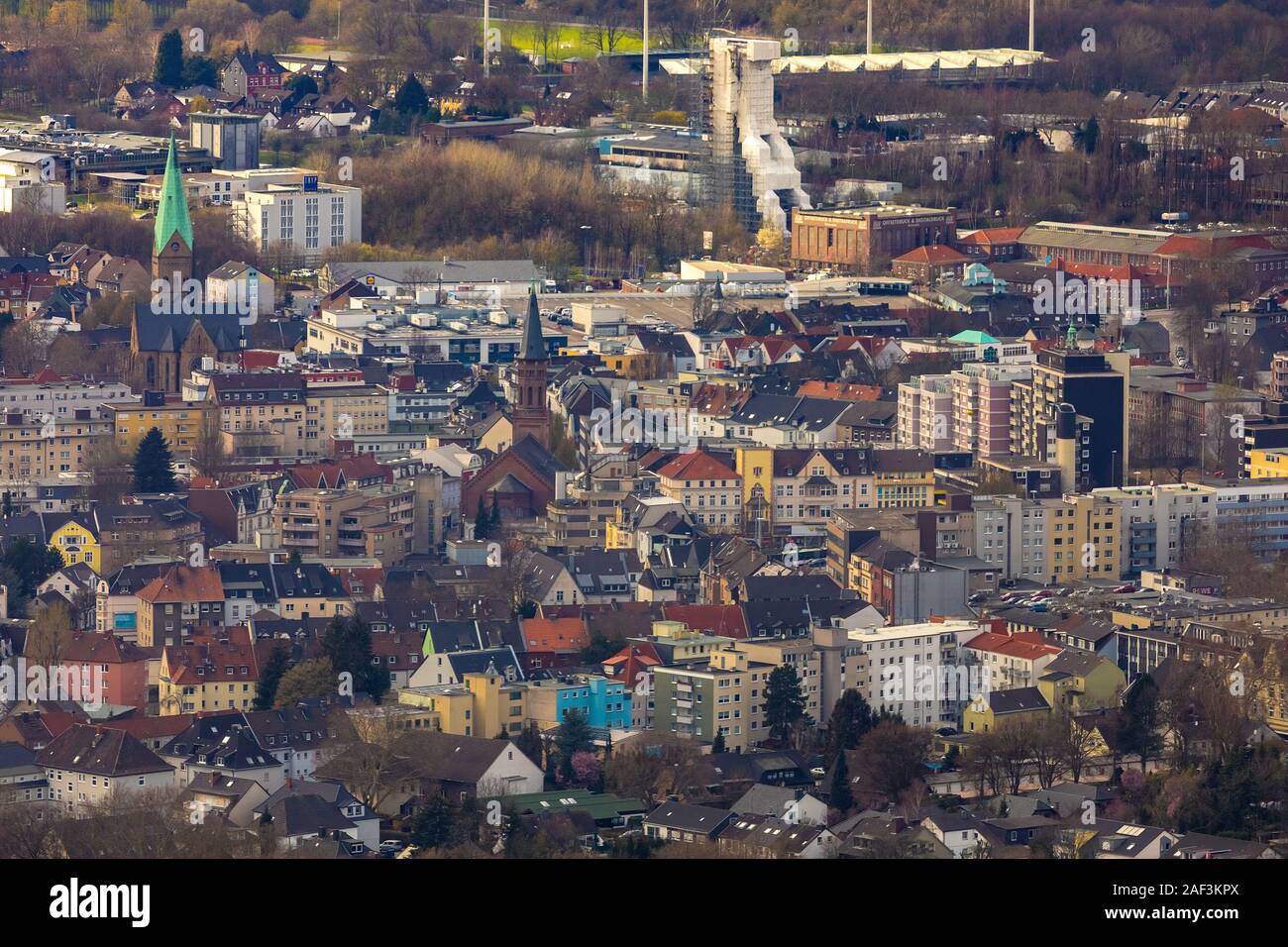 Fotografia aerea, panoramica di Wattenscheid centrale con torre di avvolgimento di Holland colliery, Getrudiskirche e Propstei San Gertrud von Brabant, Watten Foto Stock