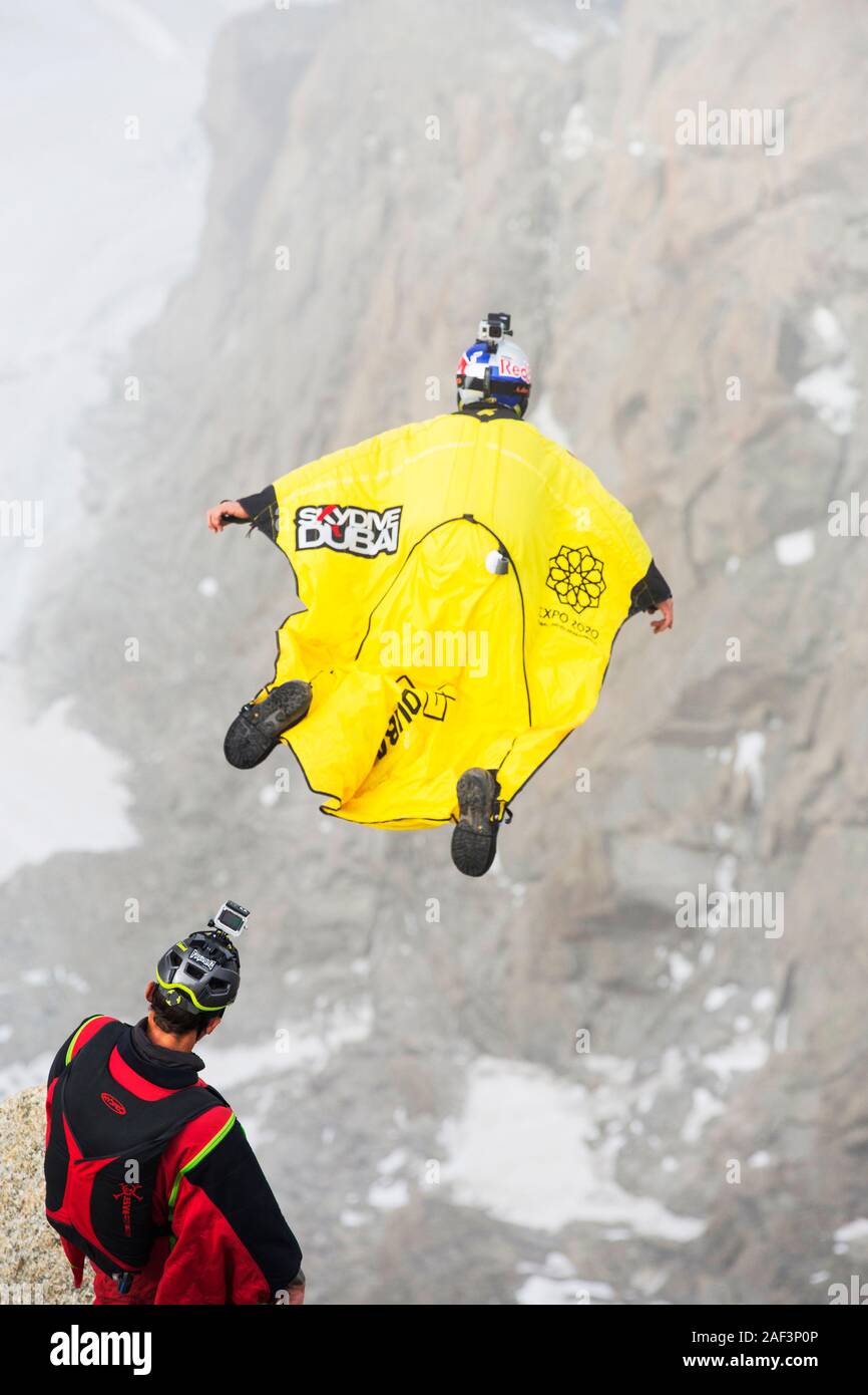 Ponticelli di base indossando ala suite jump dall'Aiguille du Midi al di sopra di Chamonix, Francia. Foto Stock