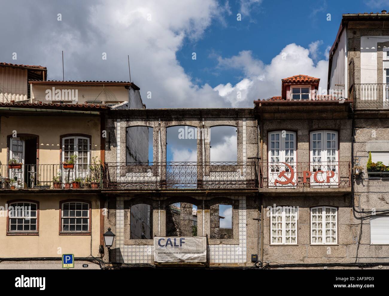 Guimaraes, Portogallo - 18 August 2019: segno per il Partito comunista portoghese o il PCP sulla vecchia casa in Guimaraes Foto Stock