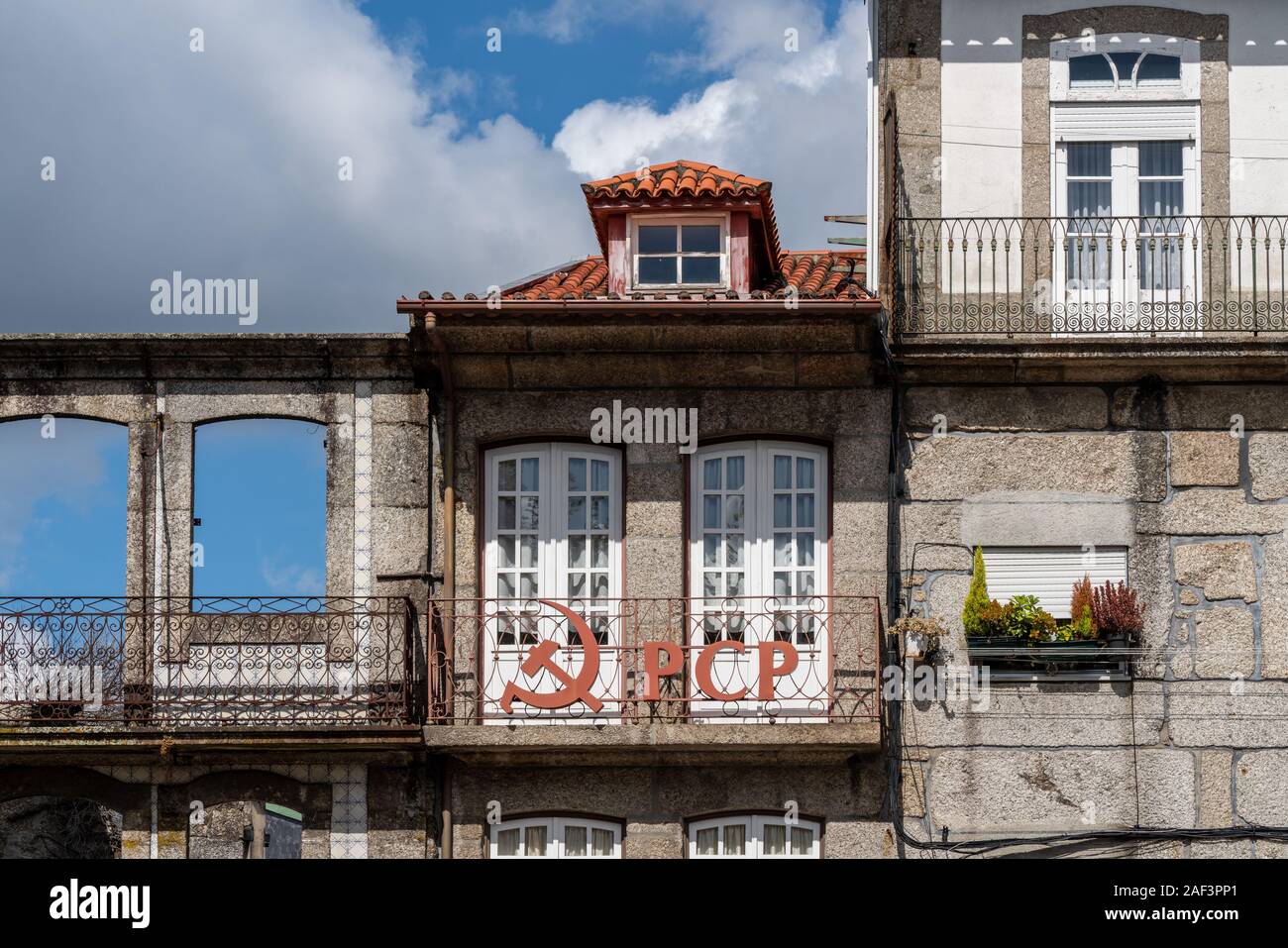 Guimaraes, Portogallo - 18 August 2019: segno per il Partito comunista portoghese o il PCP sulla vecchia casa in Guimaraes Foto Stock
