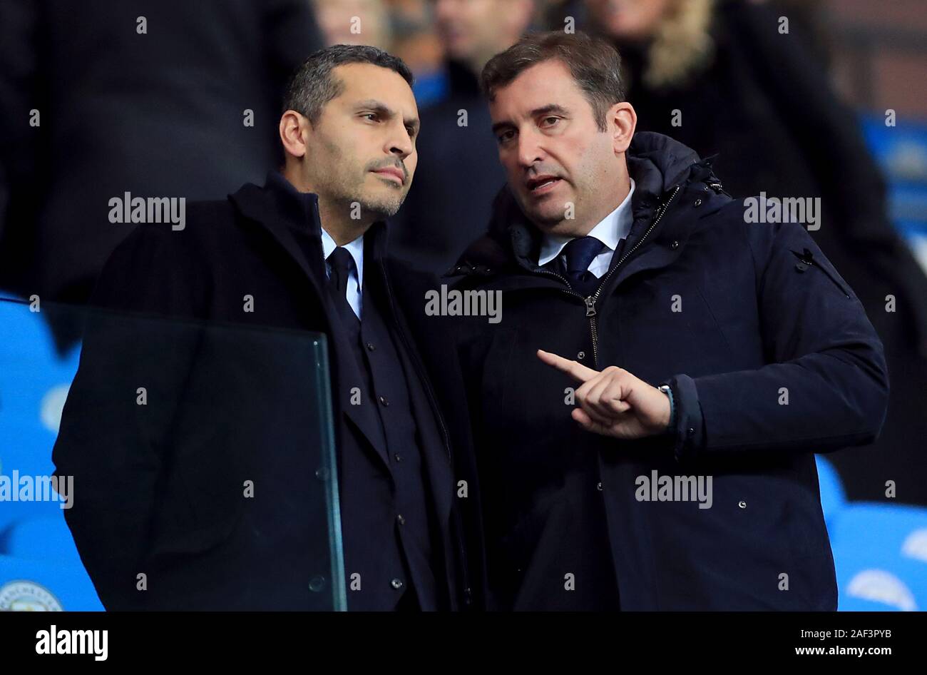 Manchester City presidente Khaldoon Al Mubarak (sinistra) e chief executive officer di Ferran Soriano nelle gabbie prima della Premier League al Etihad Stadium e Manchester Foto Stock