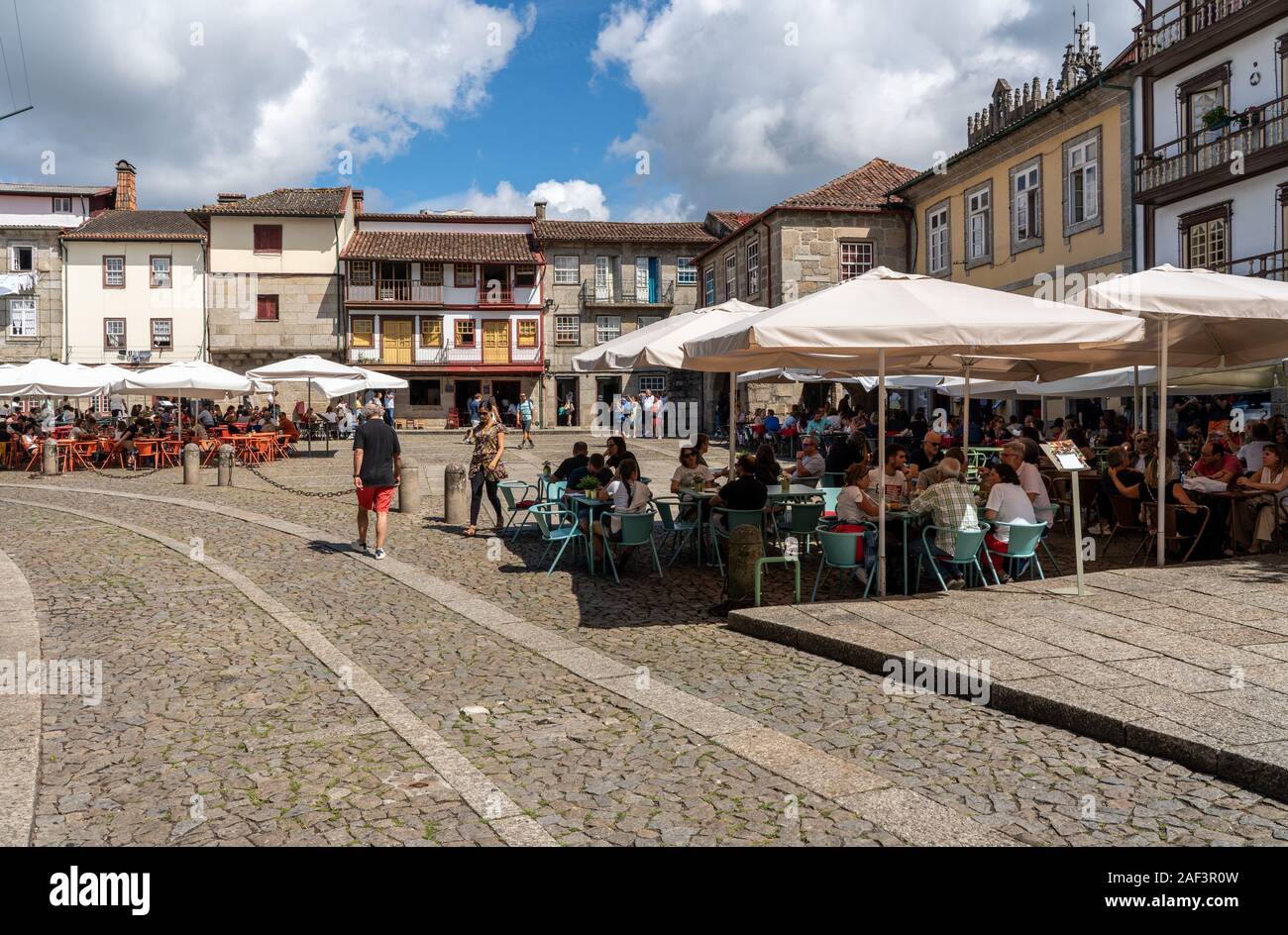 Guimaraes, Portogallo - 18 August 2019: Turisti in caffetterie e bar in Praca de Sao Tiago in Guimaraes Foto Stock