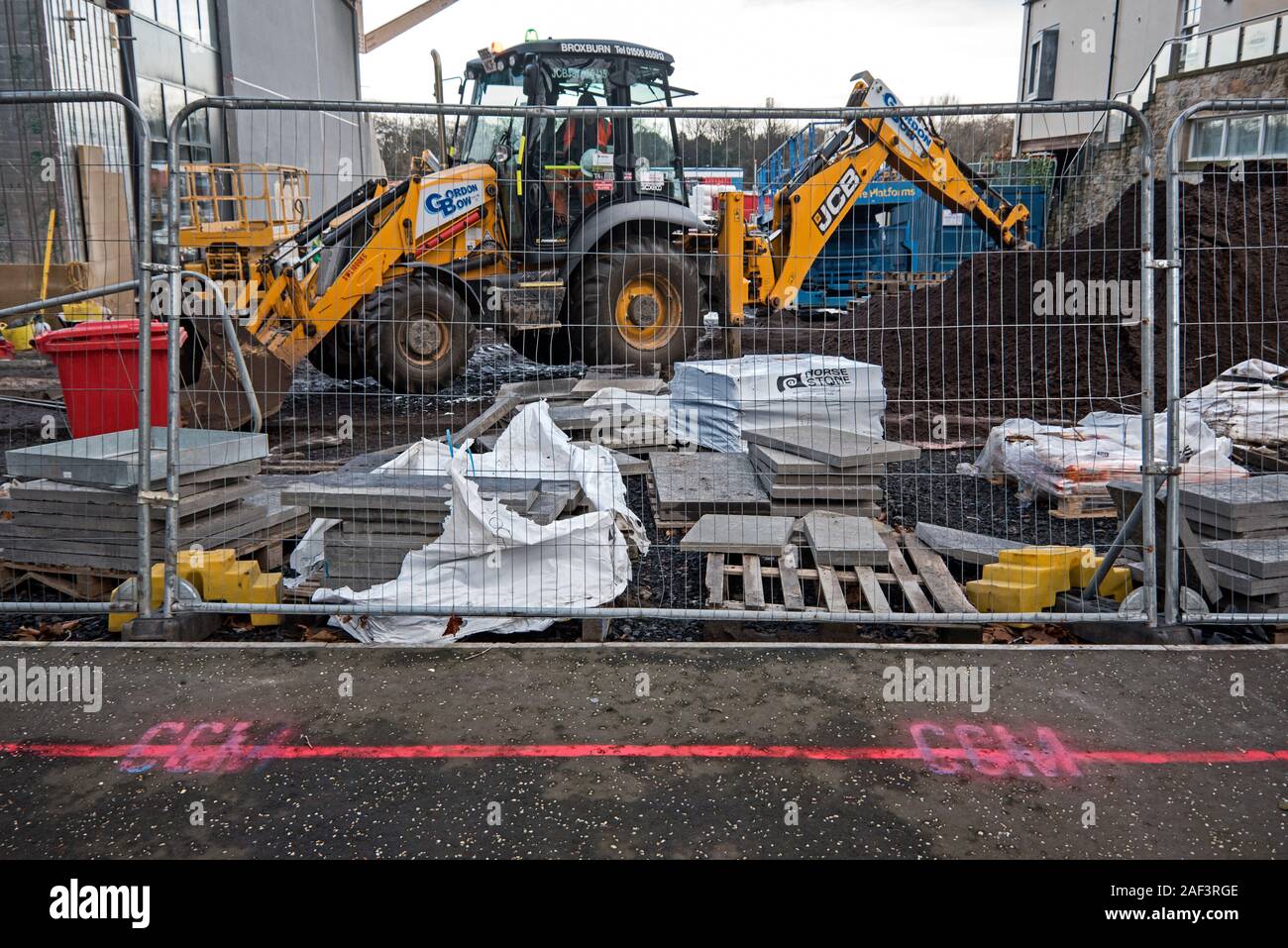 Edinburgh Academicials: linea rossa segna la posizione muro demolito a pochi anni fa che i proprietari della sottile striscia di terra vuole ricostruire. Foto Stock