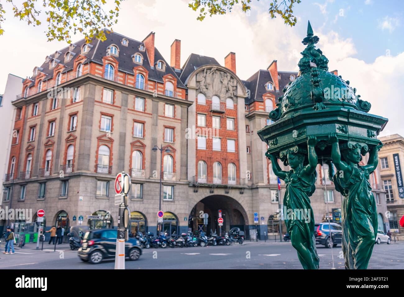 Parigi, Francia - 7 Novembre 2019: edificio Art Deco con passaggio inferiore sulla strada di Nevers. Una delle fonti di Wallace a Parigi, finanziati nel 1872. D Foto Stock
