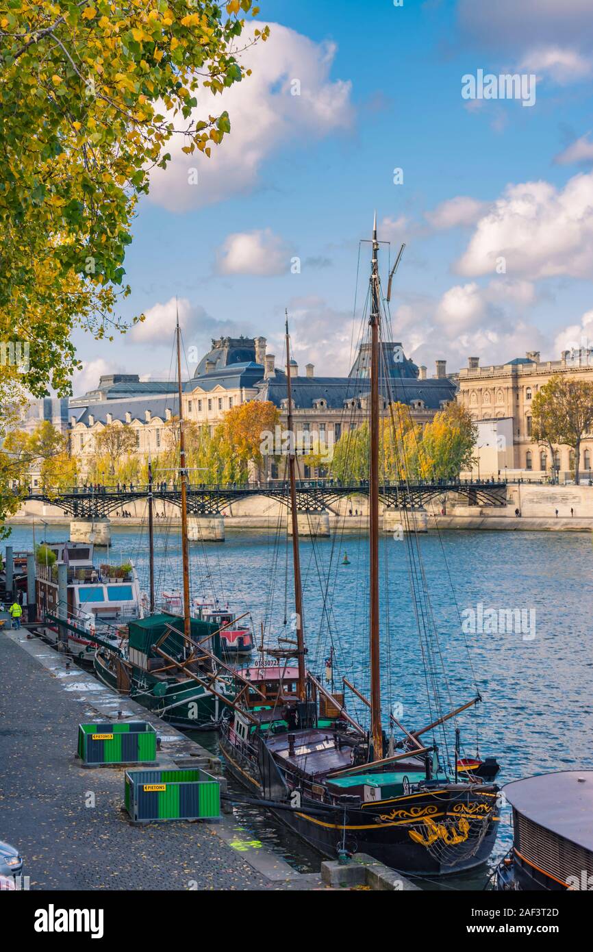 Parigi, Francia - 7 Novembre 2019: vecchie navi a vela ormeggiata presso il molo di conti e Ponte delle arti (Pont des Arts), accanto al museo del Louvre Foto Stock