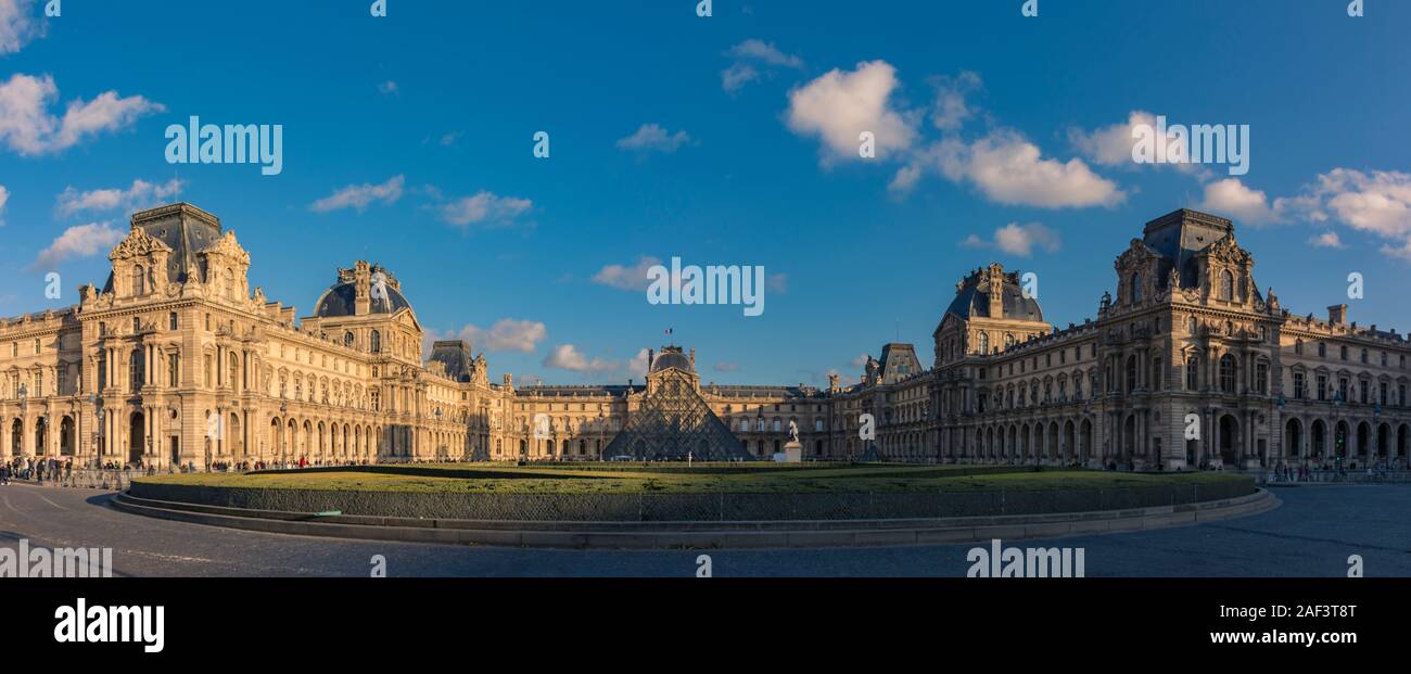 Parigi, Francia - 7 Novembre 2019: piramide cortile, al museo del Louvre, dalla giostra square Foto Stock