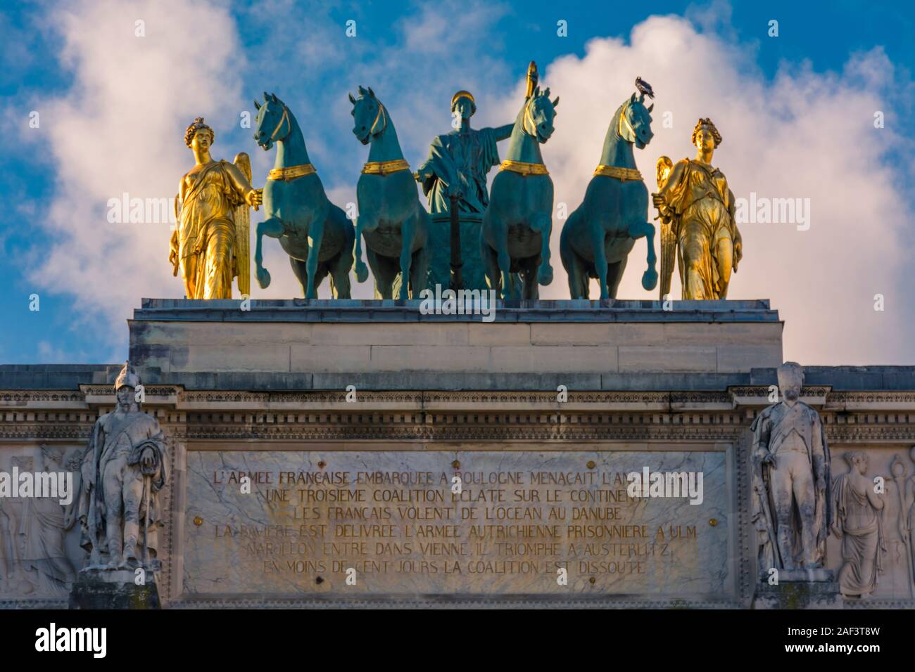 Parigi, Francia - 7 Novembre 2019: la quadriga di bronzo sulla sommità dell'arco trionfale della giostra (Arc de triomphe du Carrousel) Il testo parla abou Foto Stock