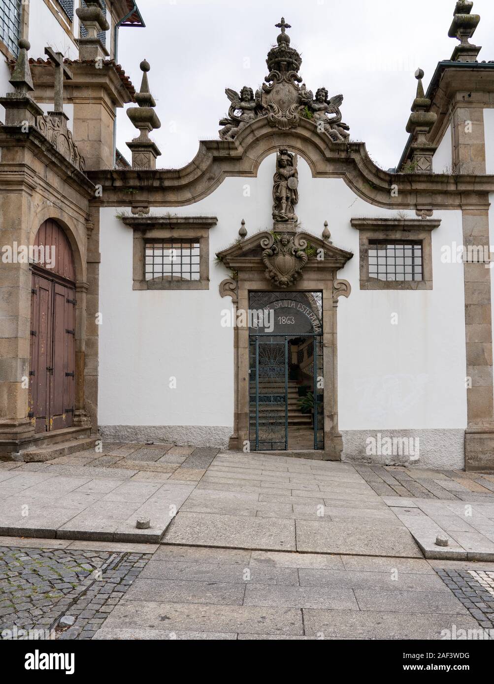 Guimaraes, Portogallo - 18 August 2019: porta in Nossa Senhora do Carmo chiesa con gradini Foto Stock