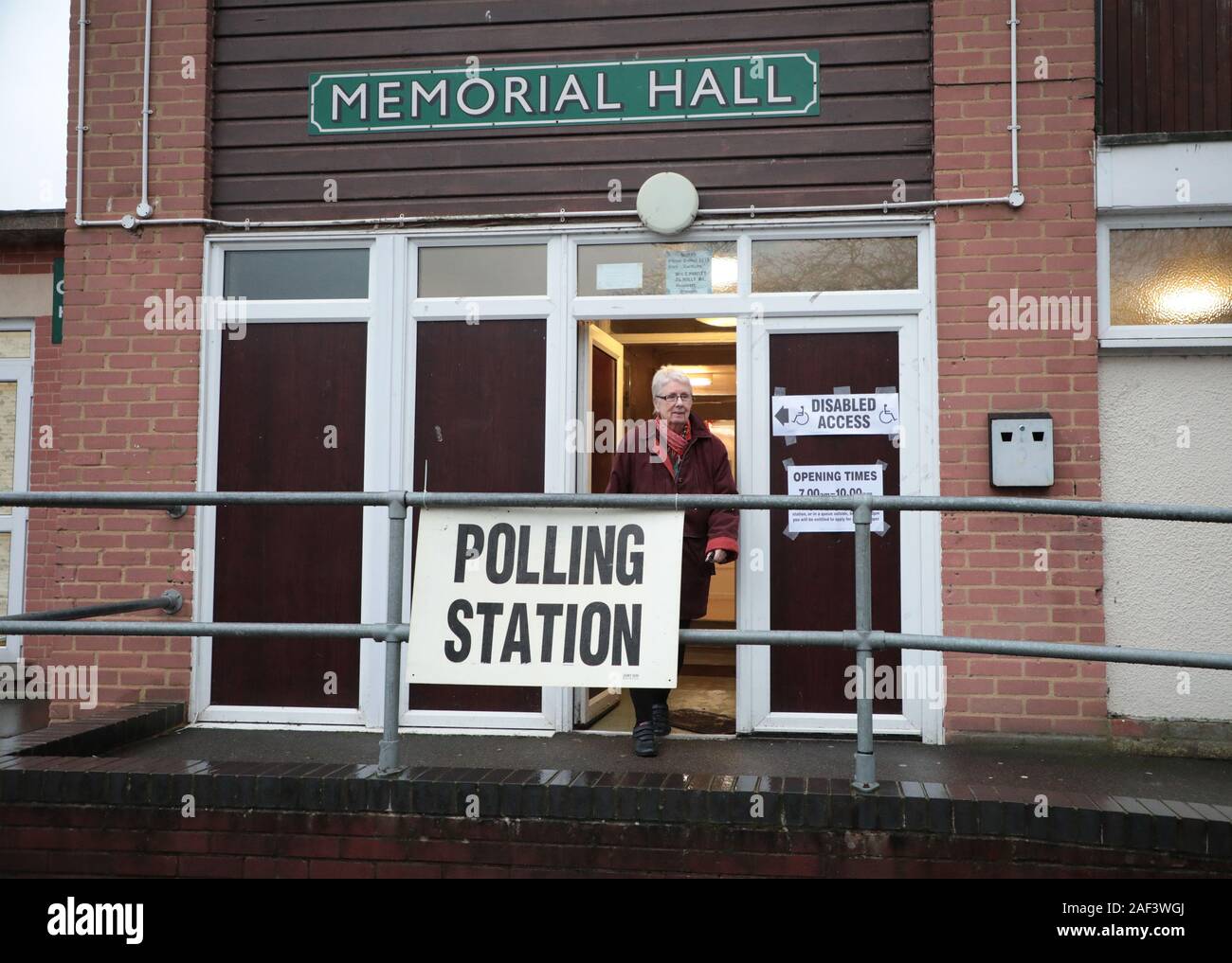 Londra, Regno Unito. 12 Dic, 2019. Un membro del pubblico lascia un seggio dopo la fusione la sua votazione di giovedì, 12 dicembre 2019. Il voto è fondamentale per il lavoro e il Partito conservatore per evitare un appeso il Parlamento e per consentire al governo di ottenere Brexit passata. Foto di Hugo Philpott/UPI Credito: UPI/Alamy Live News Foto Stock