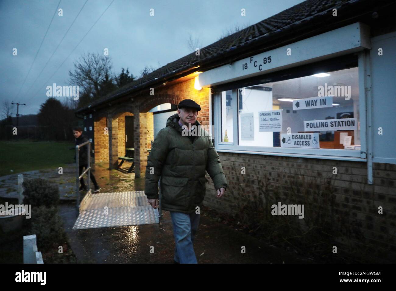Londra, Regno Unito. 12 Dic, 2019. Un membro del pubblico lascia un seggio dopo la fusione la sua votazione di giovedì, 12 dicembre 2019. Il voto è fondamentale per il lavoro e il Partito conservatore per evitare un appeso il Parlamento e per consentire al governo di ottenere Brexit passata. Foto di Hugo Philpott/UPI Credito: UPI/Alamy Live News Foto Stock