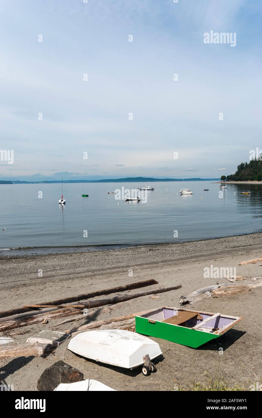 Piccole imbarcazioni e pleasurecraft sull'acqua e sulla spiaggia nella zona ovest di Seattle. Foto Stock