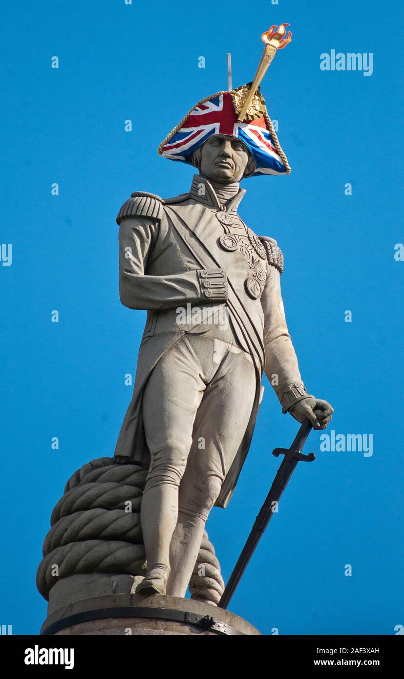 La statua del re George 1V al fianco di Ammiraglio Lord Nelson indossando cappelli in Trafalgar Square come parte di un festival ha commissionato dal sindaco di Londra. Foto Stock