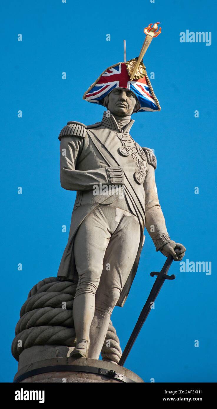 La statua del re George 1V al fianco di Ammiraglio Lord Nelson indossando cappelli in Trafalgar Square come parte di un festival ha commissionato dal sindaco di Londra. Foto Stock