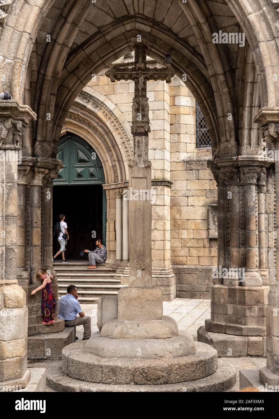 Guimaraes, Portogallo - 18 August 2019: Monumento per il Salado guerra in piazza Oliviera in Guimaraes Foto Stock