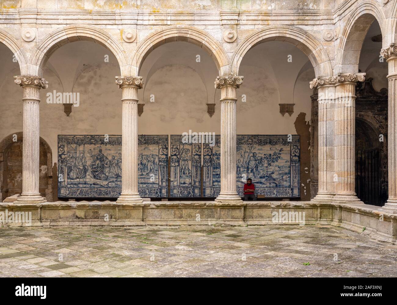 Viseu, Portogallo - 19 August 2019: camminamenti coperti all'interno della SE o della chiesa cattedrale nel centro storico della città di Viseu Foto Stock