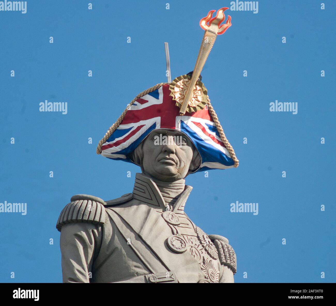 La statua del re George 1V al fianco di Ammiraglio Lord Nelson indossando cappelli in Trafalgar Square come parte di un festival ha commissionato dal sindaco di Londra. Foto Stock