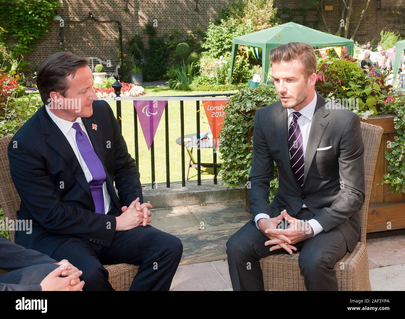 David Beckham incontro il Primo Ministro David Cameron e chief exec di U.N.I.C.E.F. Anitta Tiessen in Downing Street. Foto Stock