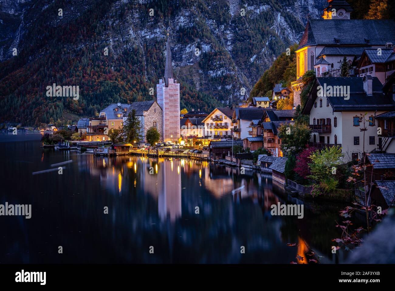 Hallstatt, Austria - Il comune di Belvedere di notte Foto Stock