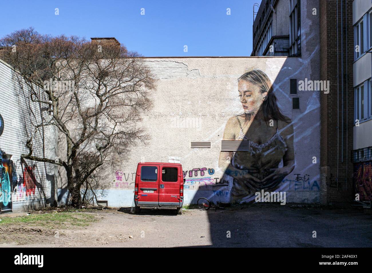 Van di un senzatetto e grandi graffiti sul cortile interno di edifici per essere demolita nel Järvenpää, Finlandia Foto Stock