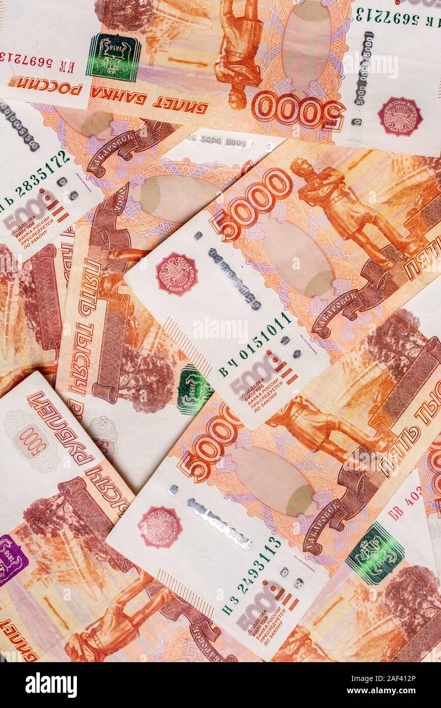 La consistenza della carta delle banconote in russo nel valore nominale di 5000 rubli. Foto Stock