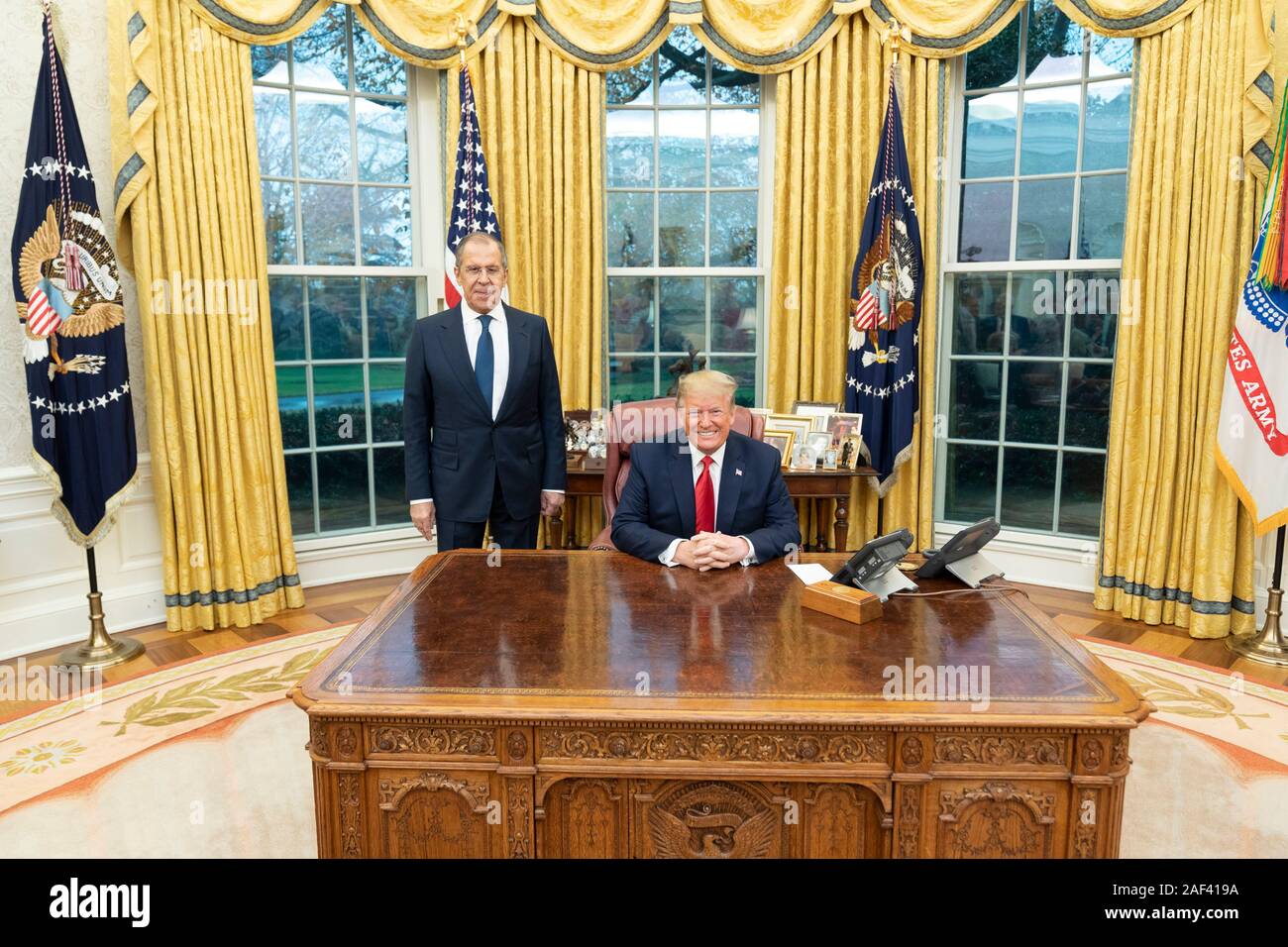 U.S presidente Donald Trump in posa per una foto con il Ministro degli Esteri russo Sergey Lavrov dietro la scrivania risoluto nell'Ufficio Ovale della Casa Bianca 10 Dicembre 2019 a Washington, DC. Foto Stock