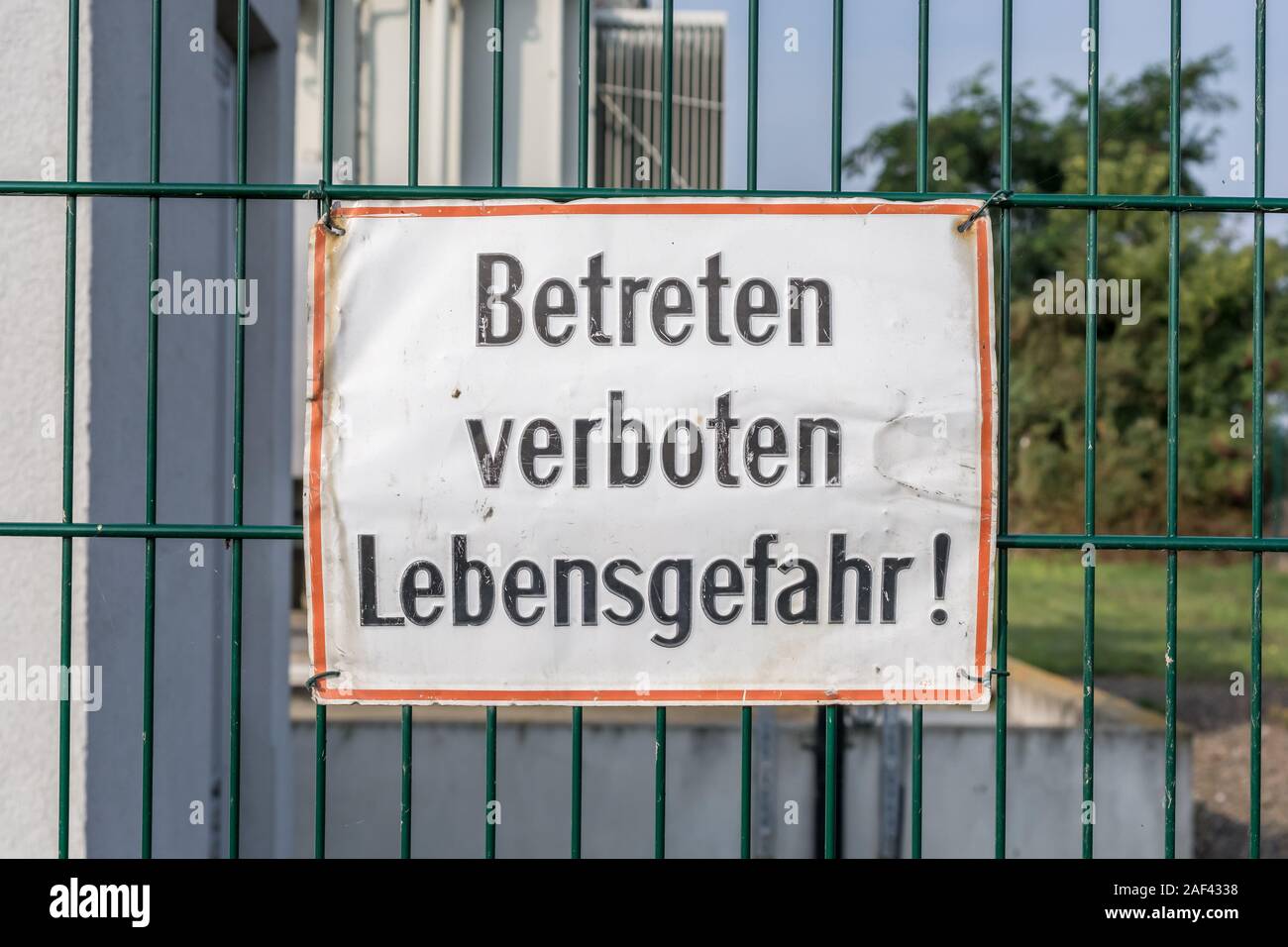 Segnale di avviso in un recinto con le parole tedesche - non inserire - pericolo di vita! Foto Stock