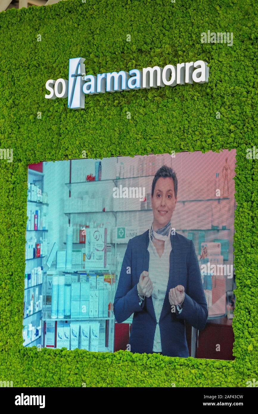 BOLOGNA (BO), Italia - 12 Aprile 2019: la luce è illuminante il logo SOFARMAMORRA a Cosmofarma Exhibition, la farmacia leader mondiale dell'evento europeo fo Foto Stock