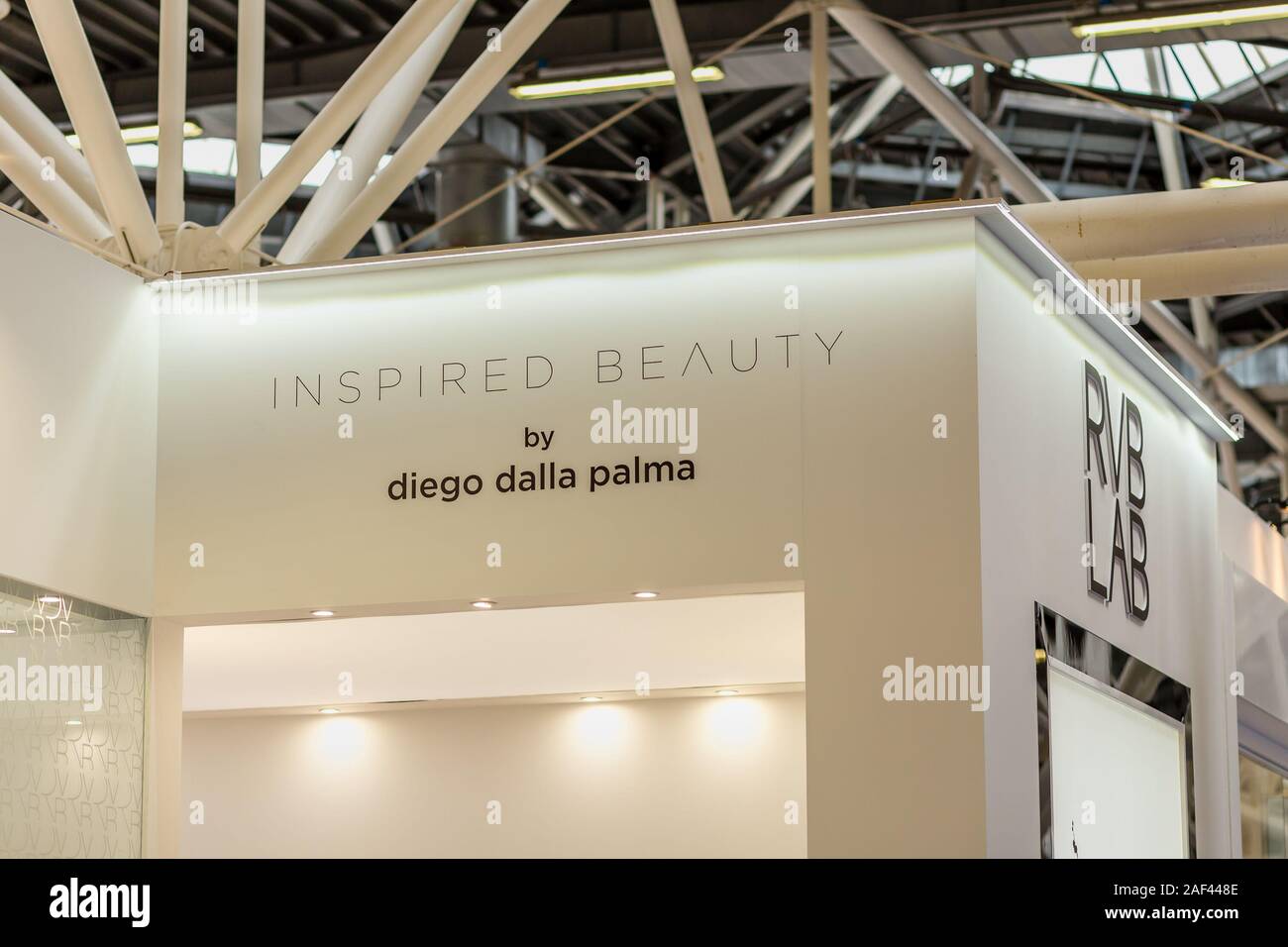 BOLOGNA (BO), Italia - 12 Aprile 2019: luce illuminante è ispirato il logo di bellezza a Cosmofarma Exhibition, la farmacia leader mondiale dell'evento europeo Foto Stock