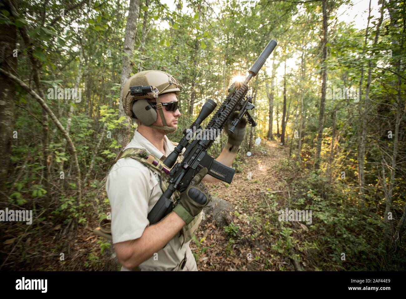 Un tiratore in kit militare spara a una gamma di pistola in Georgia del sud. Foto Stock